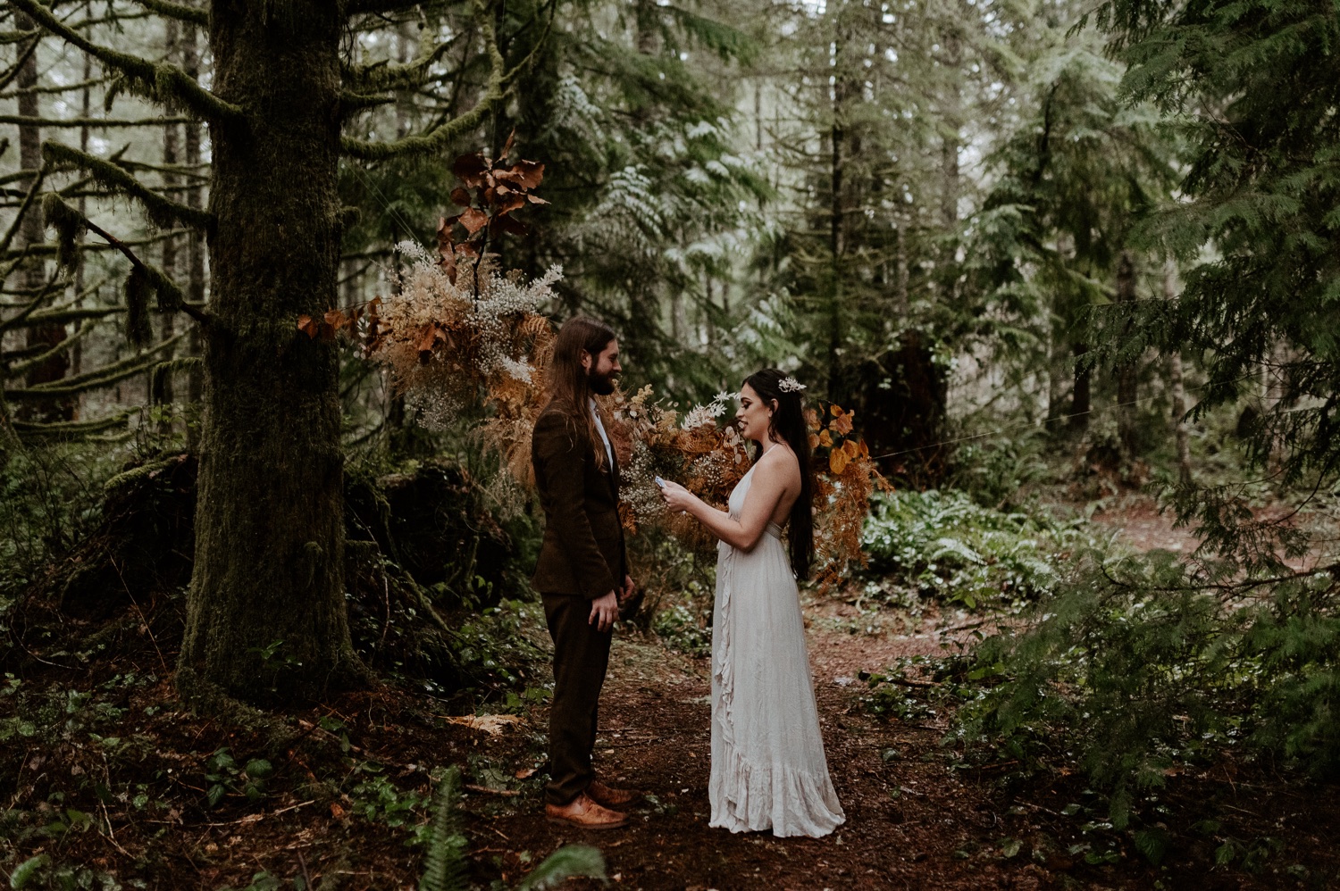The Woodlands House Sandy Oregon Elopement Portland Elopement Photographer PNW Adventurous Elopement Anais Possamai Photography 016