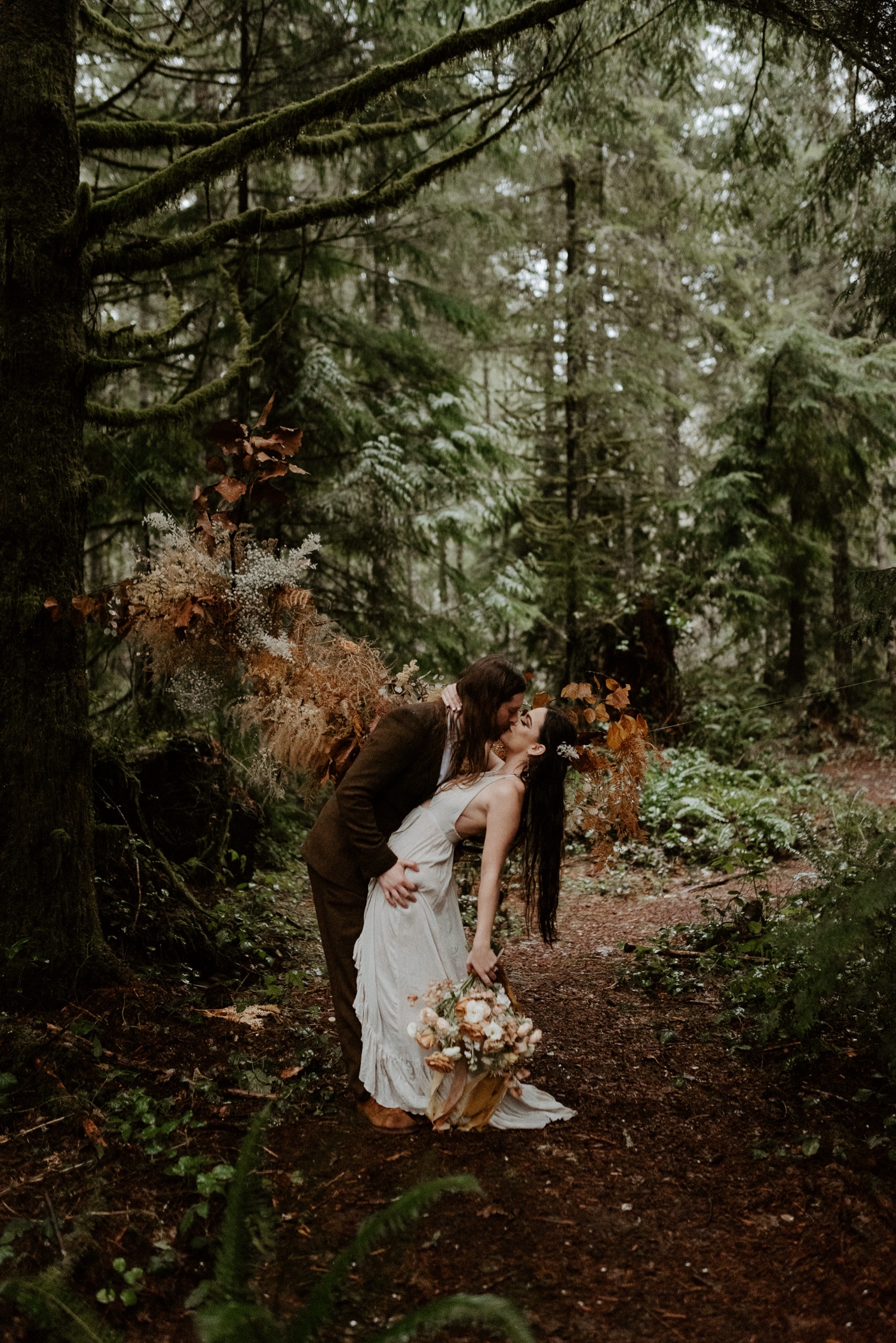 The Woodlands House Sandy Oregon Elopement Portland Elopement Photographer PNW Adventurous Elopement Anais Possamai Photography 019