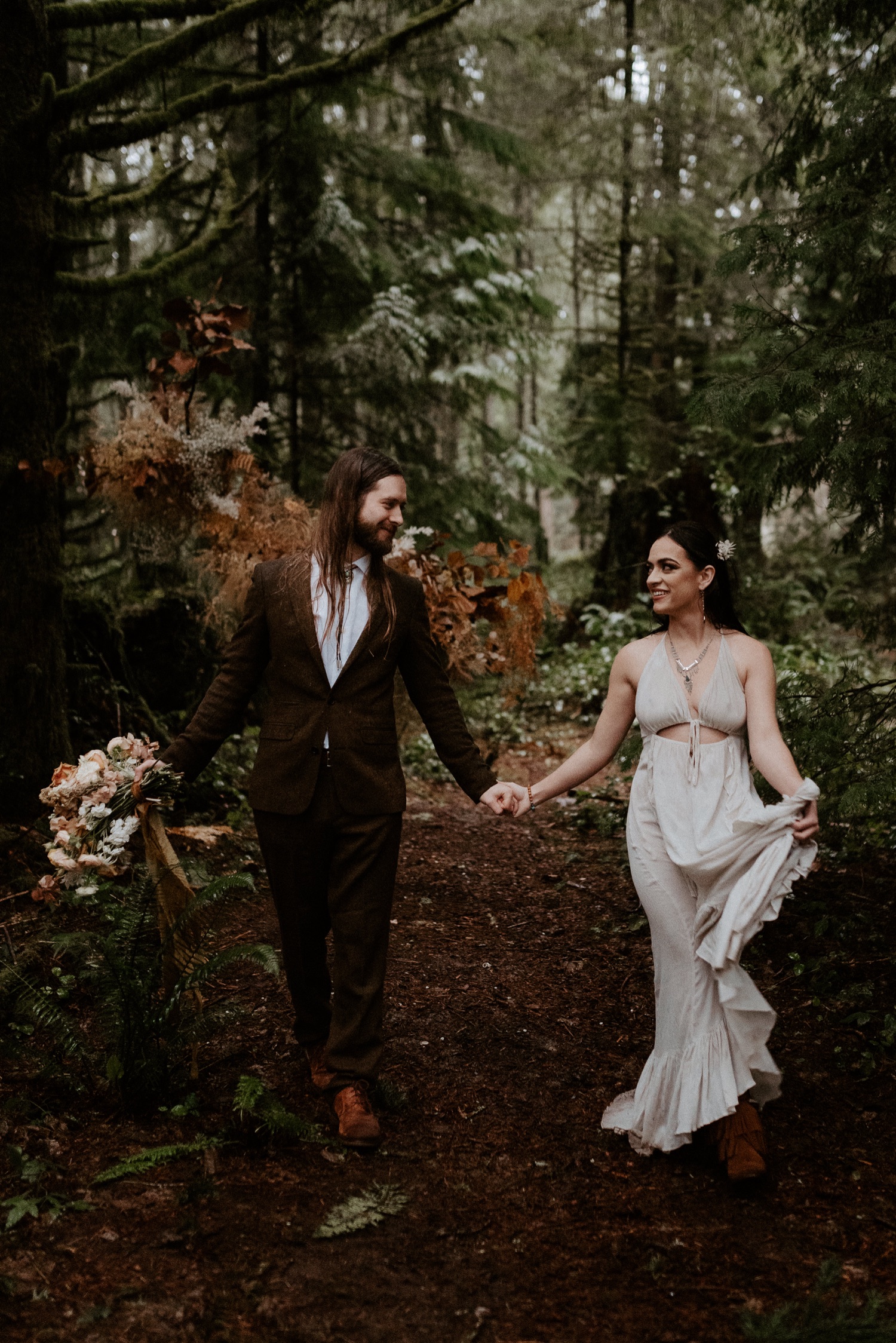 The Woodlands House Sandy Oregon Elopement Portland Elopement Photographer PNW Adventurous Elopement Anais Possamai Photography 027