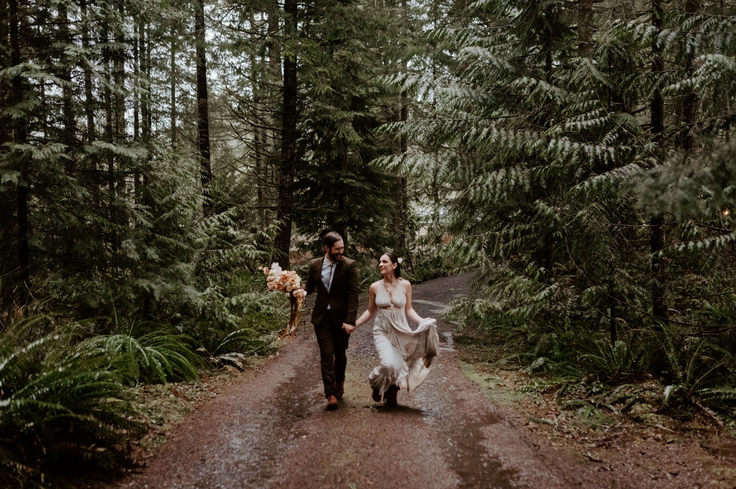 The Woodlands House Sandy Oregon Elopement Portland Elopement Photographer PNW Adventurous Elopement Anais Possamai Photography 034