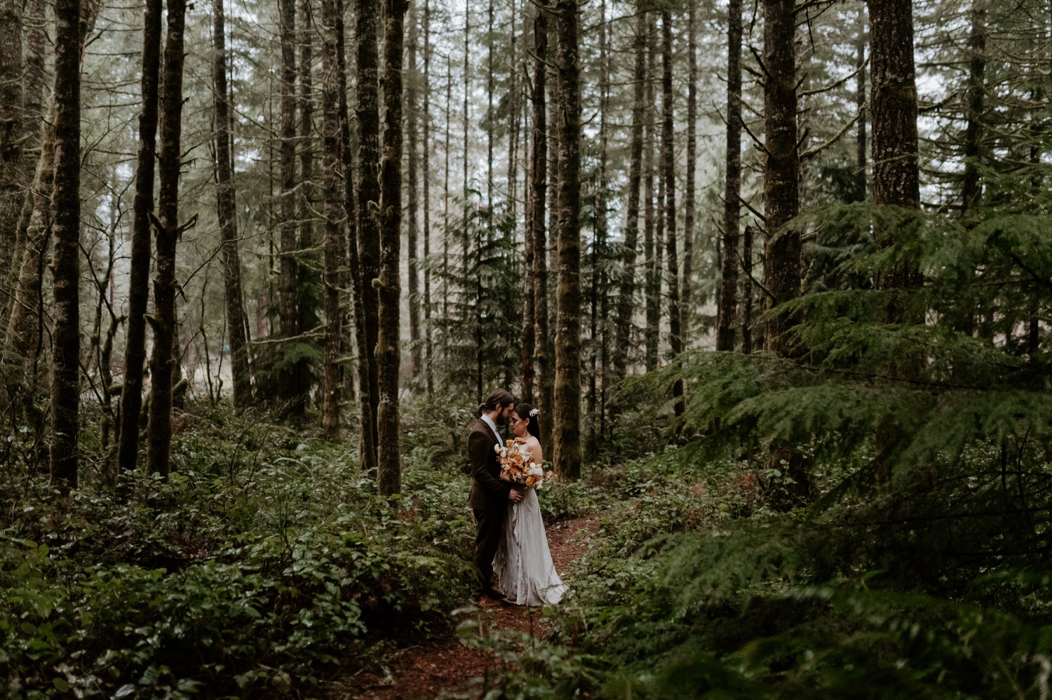 The Woodlands House Sandy Oregon Elopement Portland Elopement Photographer PNW Adventurous Elopement Anais Possamai Photography 037