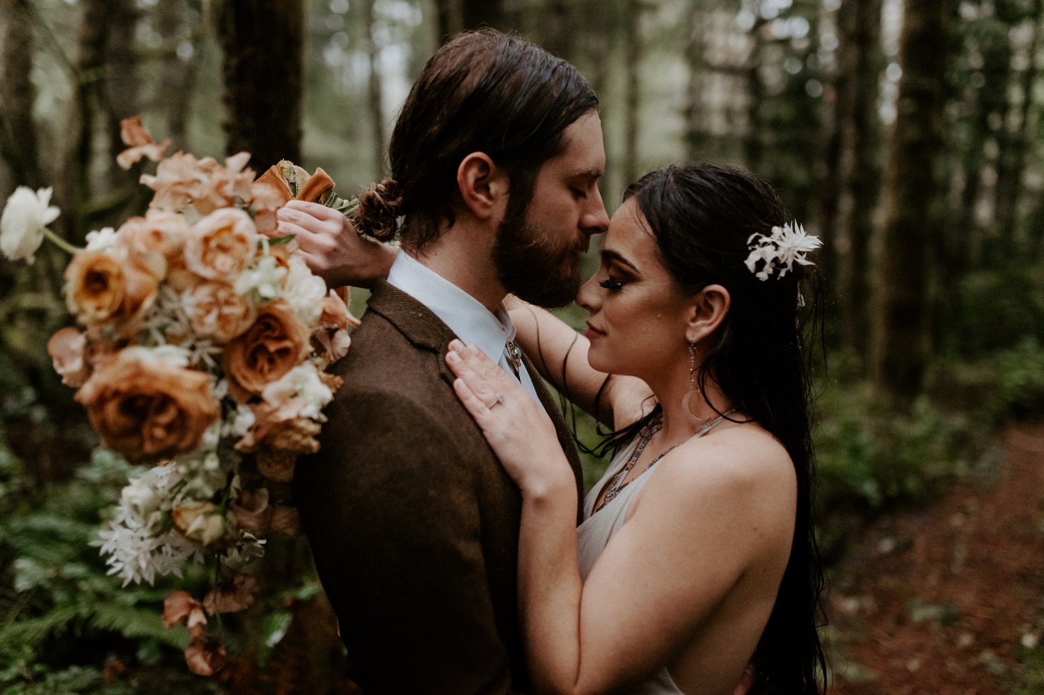 The Woodlands House Sandy Oregon Elopement Portland Elopement Photographer PNW Adventurous Elopement Anais Possamai Photography 038