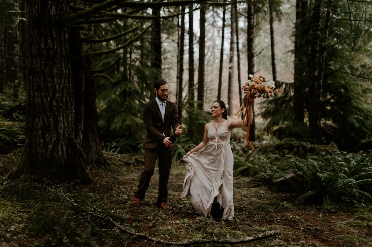 The Woodlands House Sandy Oregon Elopement Portland Elopement Photographer PNW Adventurous Elopement Anais Possamai Photography 044