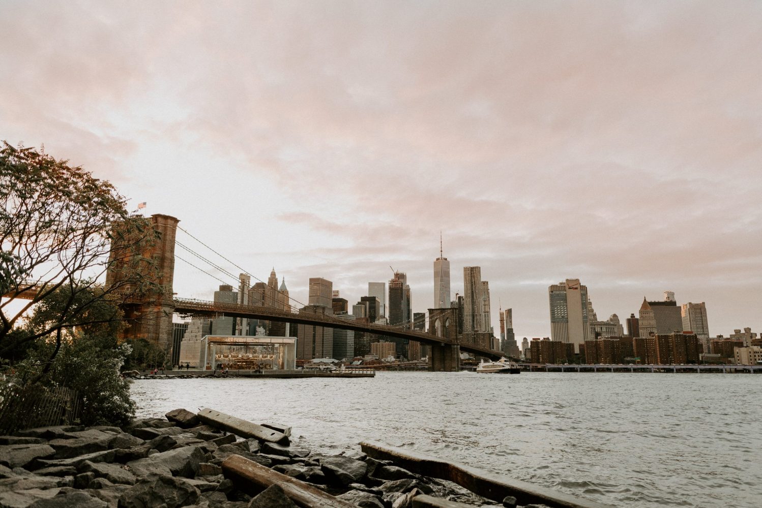 Dumbo Brooklyn Bridge at sunset How to plan your elopement in NYC Where to elope in NYC Best elopement locations in NYC