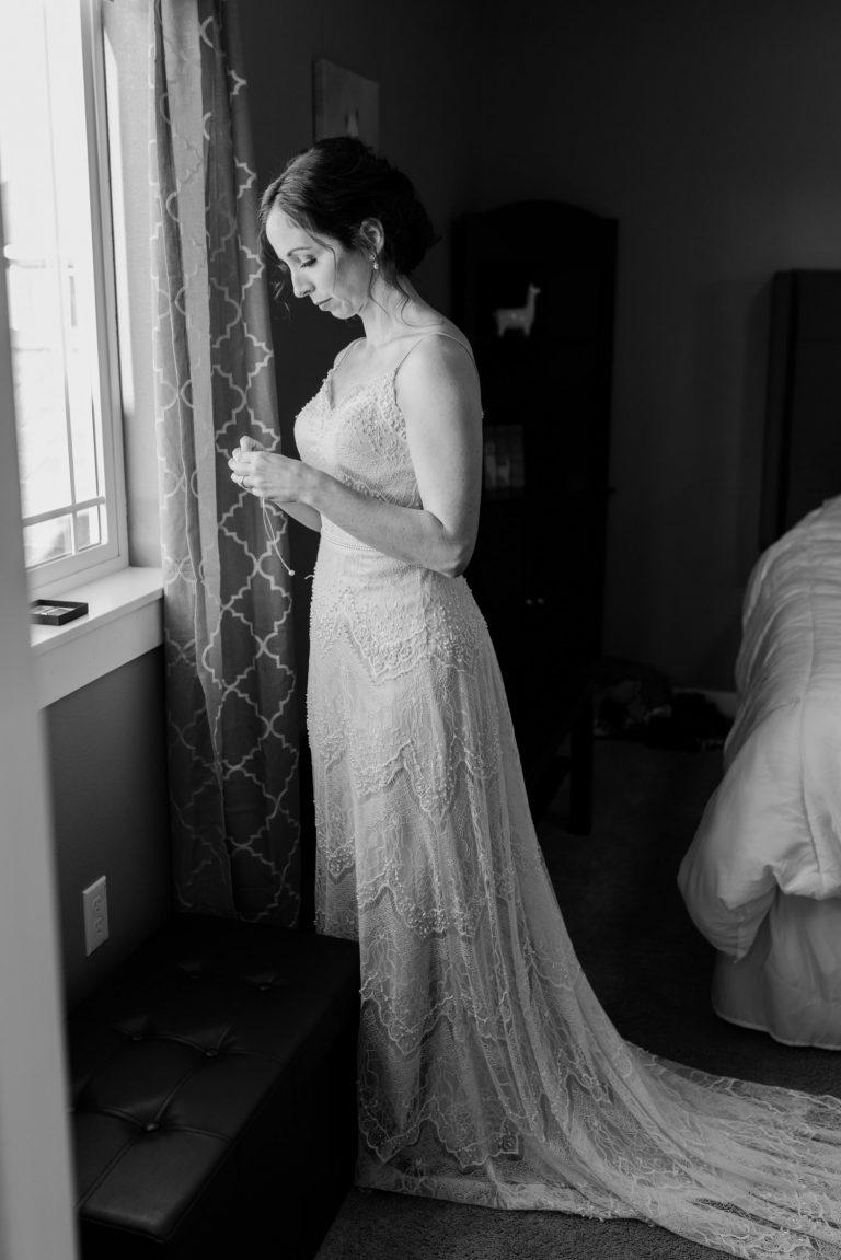 Intimate Wedding in Smith Rock State Park - Anais Possamai Photography